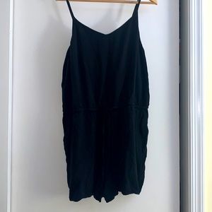 XL Old Navy black romper with tie waist and pockets